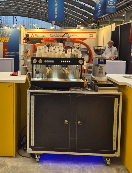 Mobiele espressobar met twee zetgroepen op een beurs