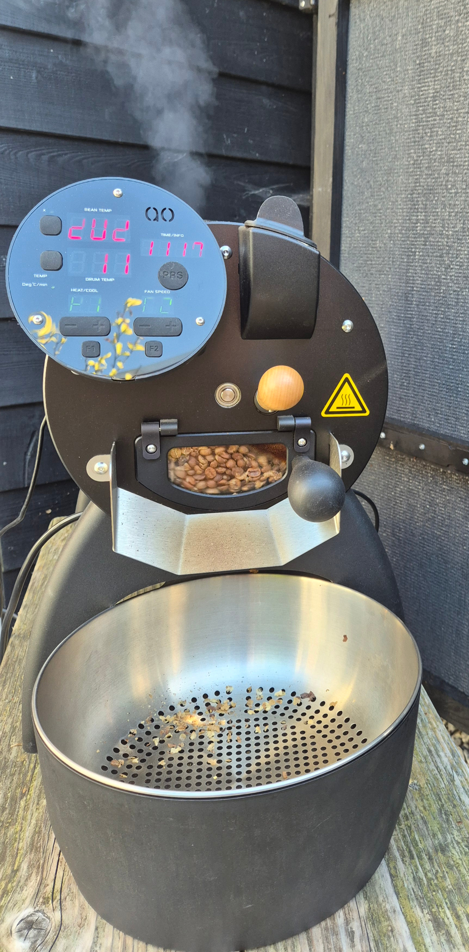 De brander van De Cappuccino Man aan het werk, bonen in de trommel